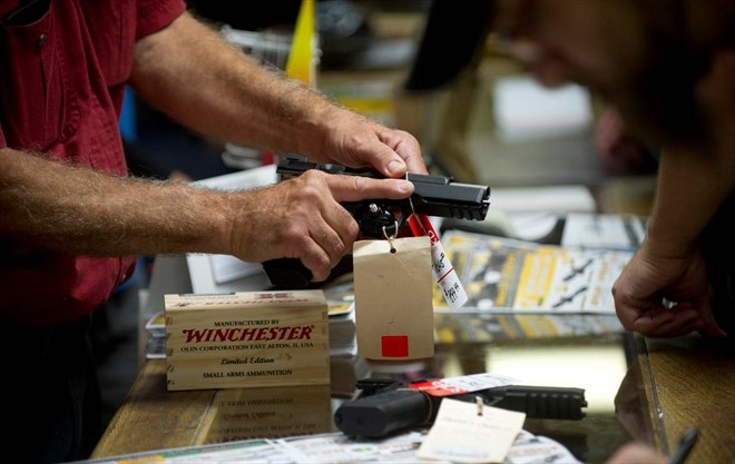 滑铁卢举办第十一届年度枪支拍卖会