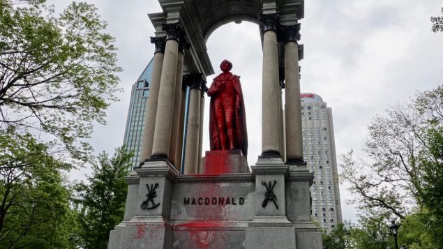 加拿大国父雕像再遭厄运：蒙特利尔市中心的麦克唐纳雕像遭泼红漆