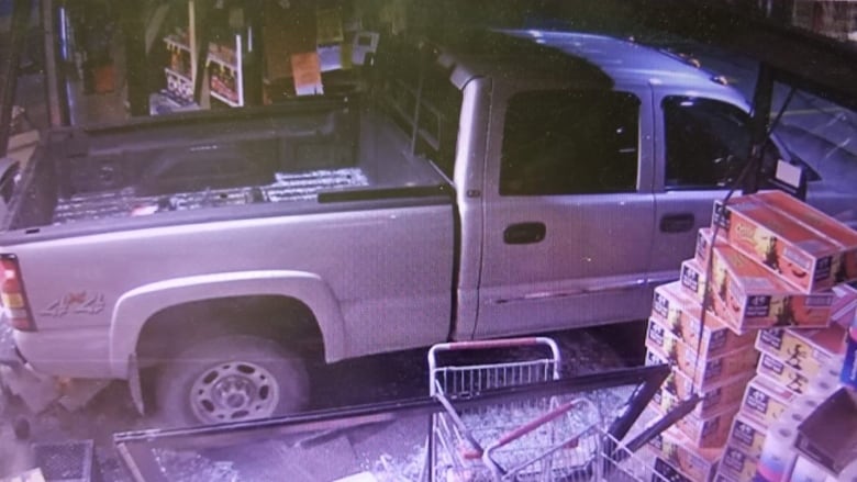 盗贼开车冲撞商店橱窗 偷取自动取款机。