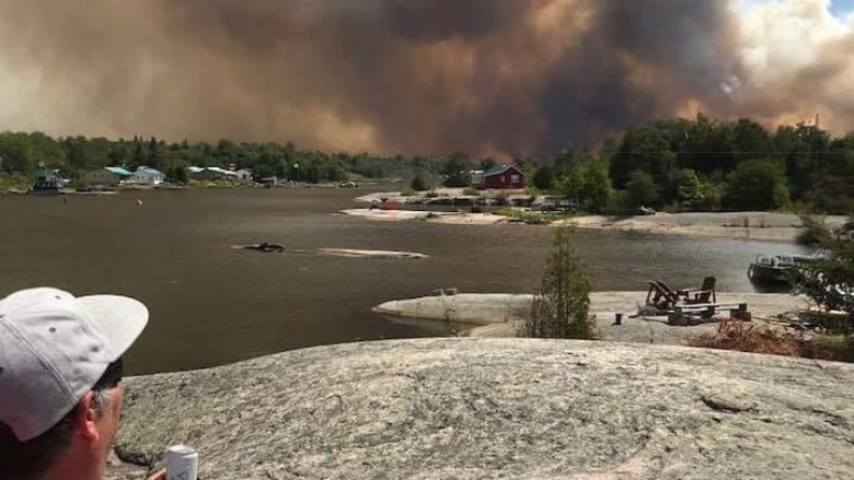 大火蔓延逼迫加拿大安省东北部居民撤离