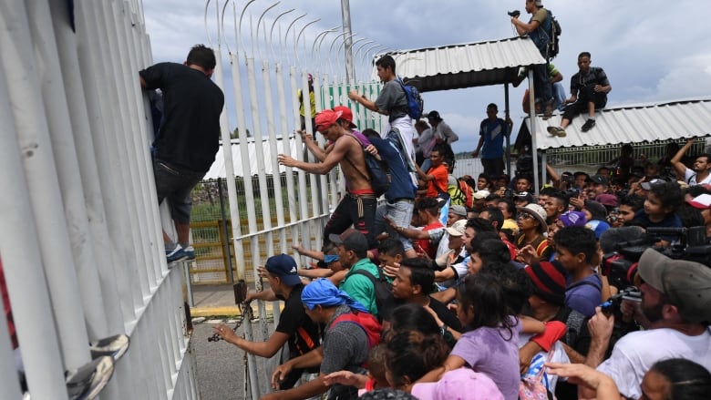 “大篷车移民”冲击危地马拉边境线，墨西哥边警严阵以待