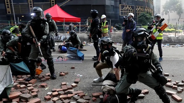 香港抗议者与警方对抗加剧   加拿大各大学紧急召回香港交换生