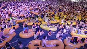肺炎疫情：武汉水上电音派对，3000人无口罩狂欢